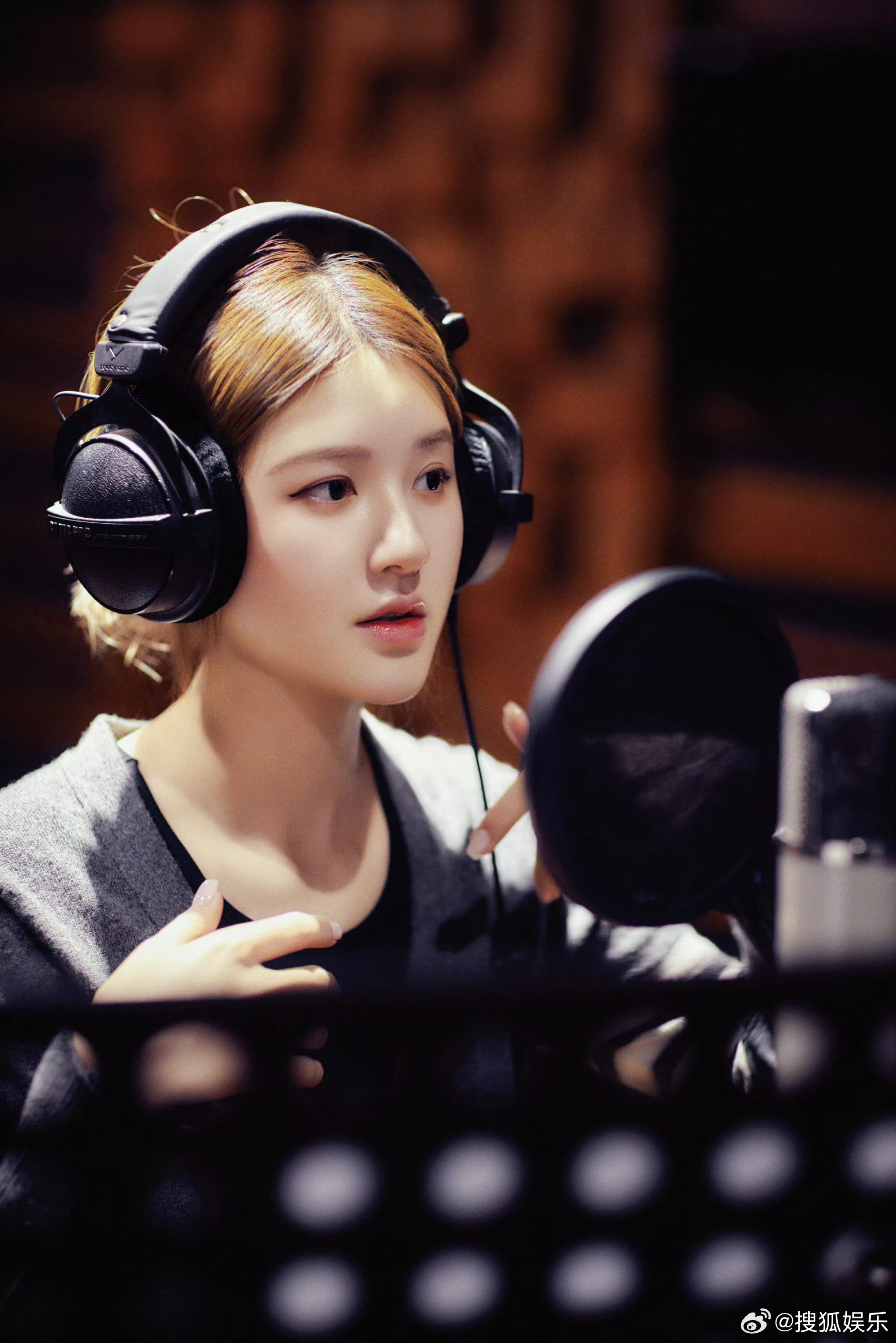 赵露思将官宣演唱会 赵露思明天将正式官宣演唱会！最近还发了新歌《别装了》，太期待