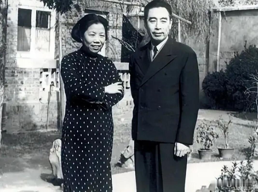 1974年，毛主席发出一条手令。结果文件下达到周总理手上时，却被他私自扣下了，直