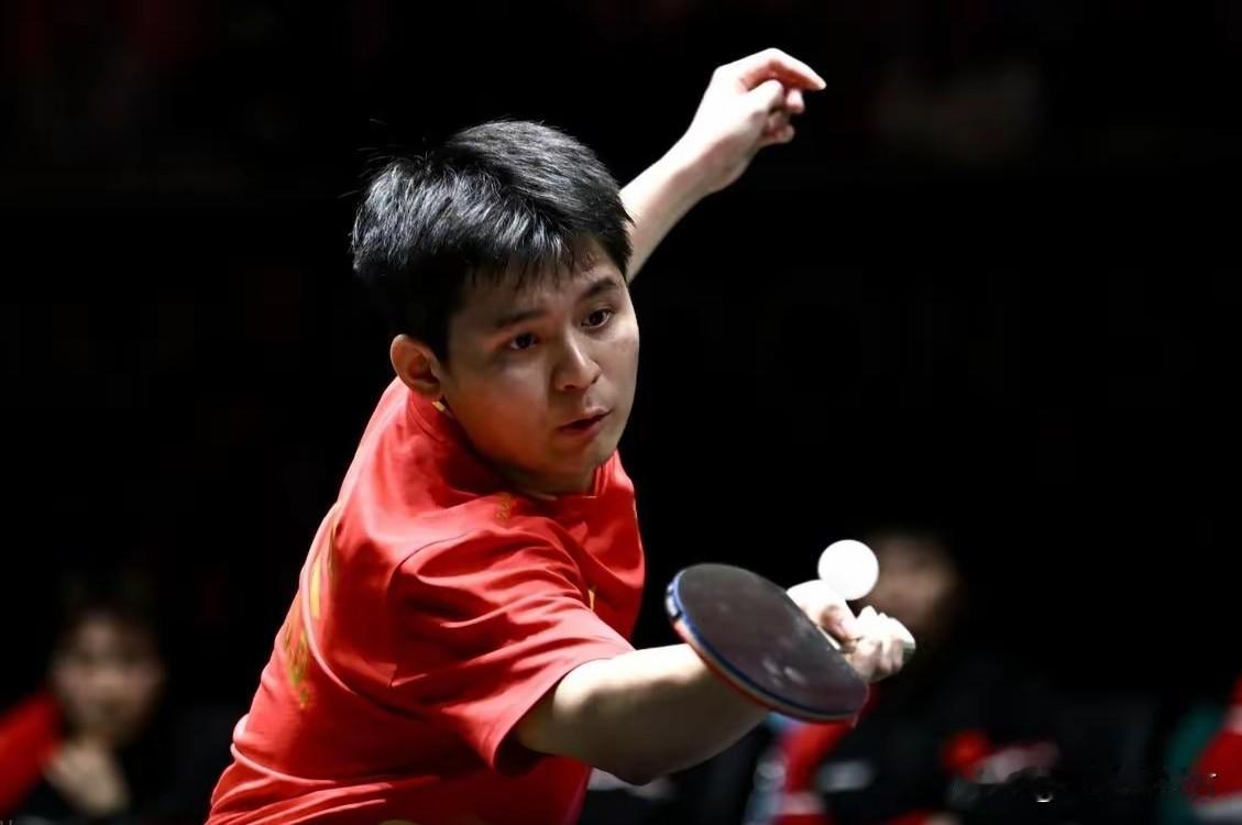 WTT多哈冠军赛率先进行的一场男单1/4决赛，左腿上打着不少肌贴的林诗栋以4-2