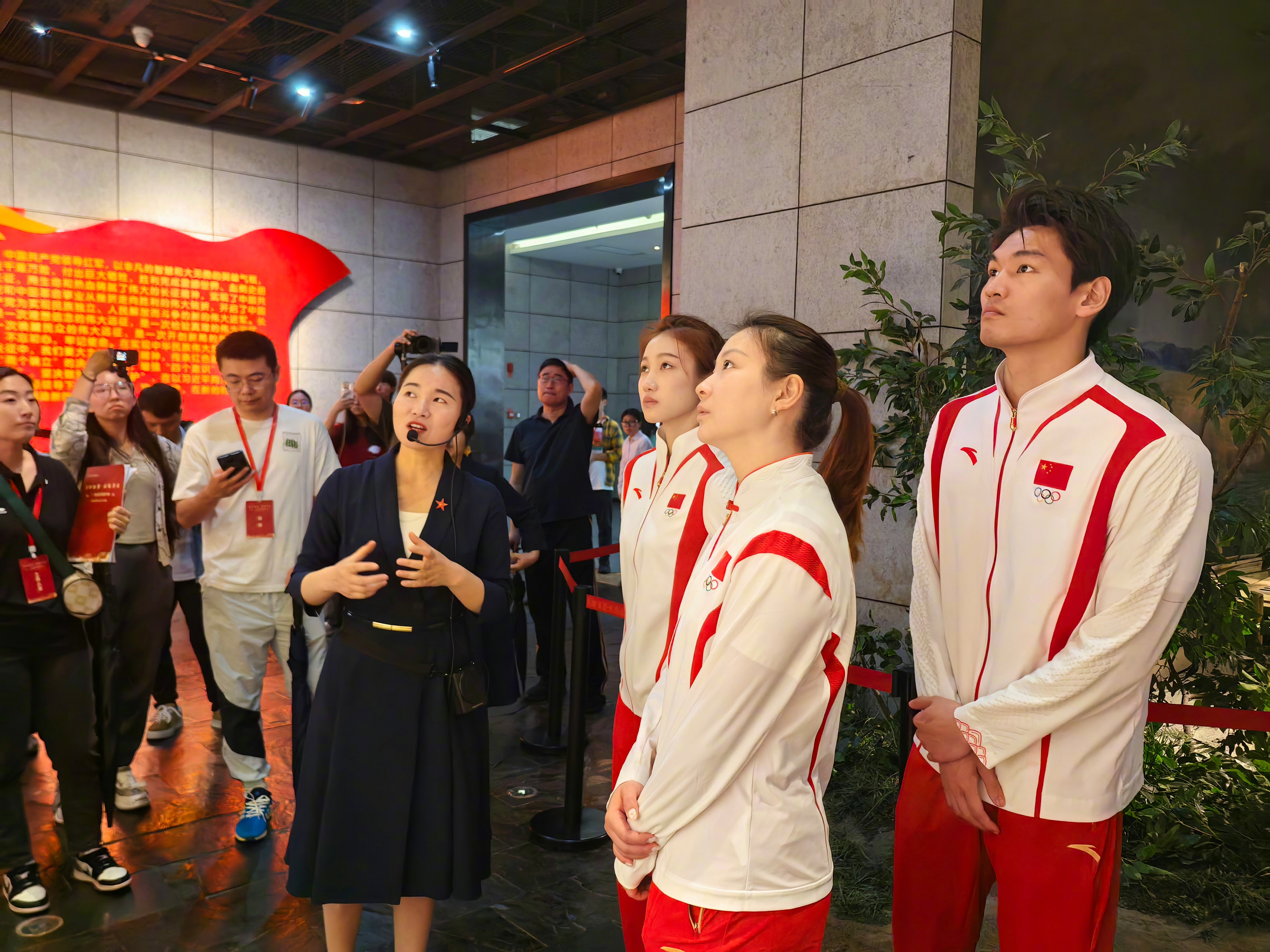 奥运冠军参观中央红军出发集结地纪念馆 奥运冠军、、在江西省赣州市于都县中央红军长