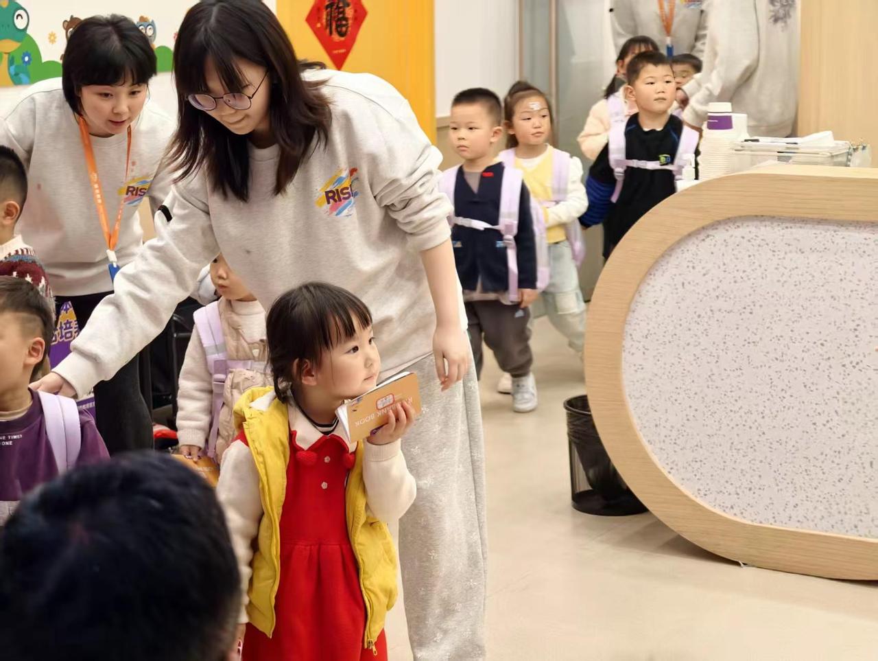 小番茄的第一堂英语课完美收官！节奏拿捏得超稳，勇敢开口就拿到了肯定。奖励这个漂亮