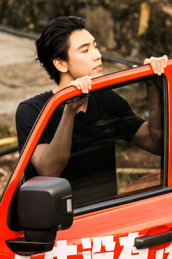 没认出来这是王子异以前对他的印象就是歌手爱豆现在感觉很久没有见到他舞台了😨他在