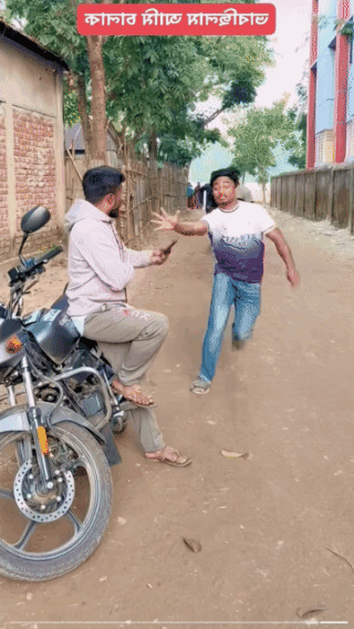 防不胜防啊！
本以为
他们要抢自己的手机，
万万没想到
只顾着保护手机
一回头摩