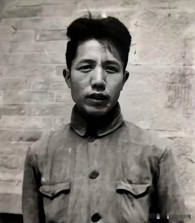 1980年，作家周扬回乡探亲，顺道去看前妻吴淑媛墓。谁料，半路突然雷雨倾盆，顿感