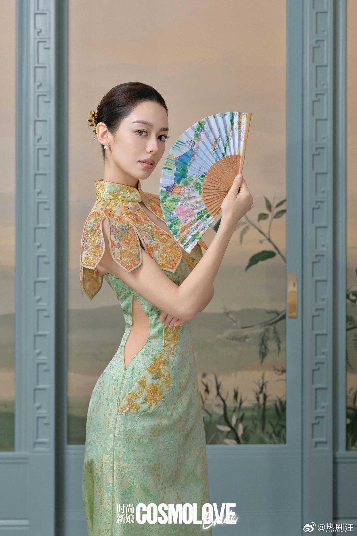 吉娜爱丽丝新中式旗袍大片，青绿织金演绎东方雅致 