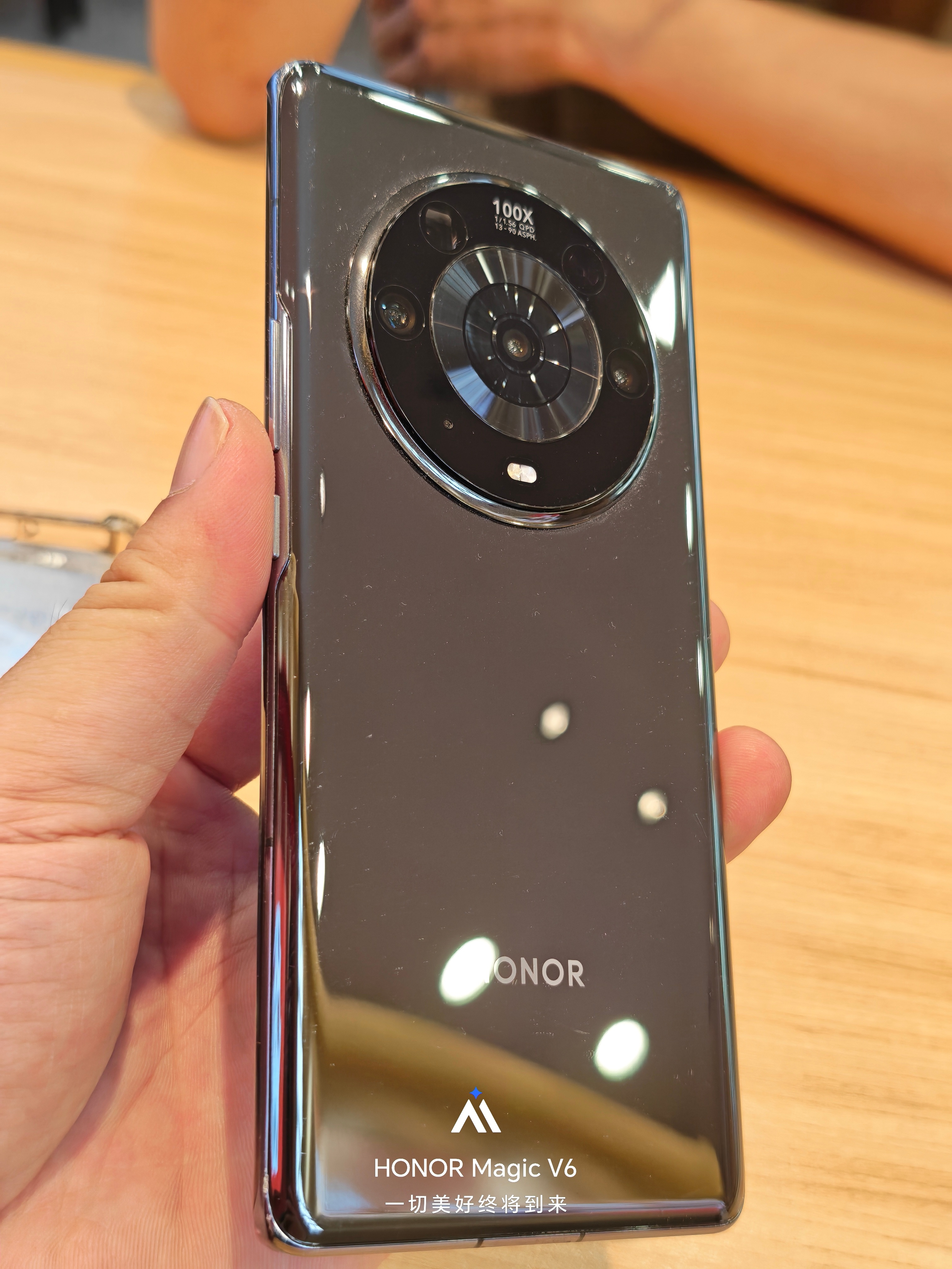 好家伙，我朋友还在用荣耀Magic3 Pro，2021年的手机，还是很抗造啊还有