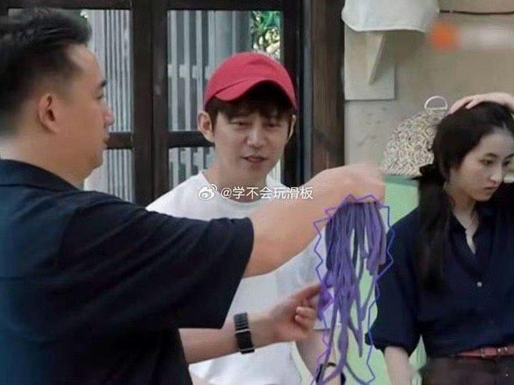 黄磊处处被贴脸开大明面上讲这个事情，还给节目放出来那就是来救路人缘的，虽然不太光