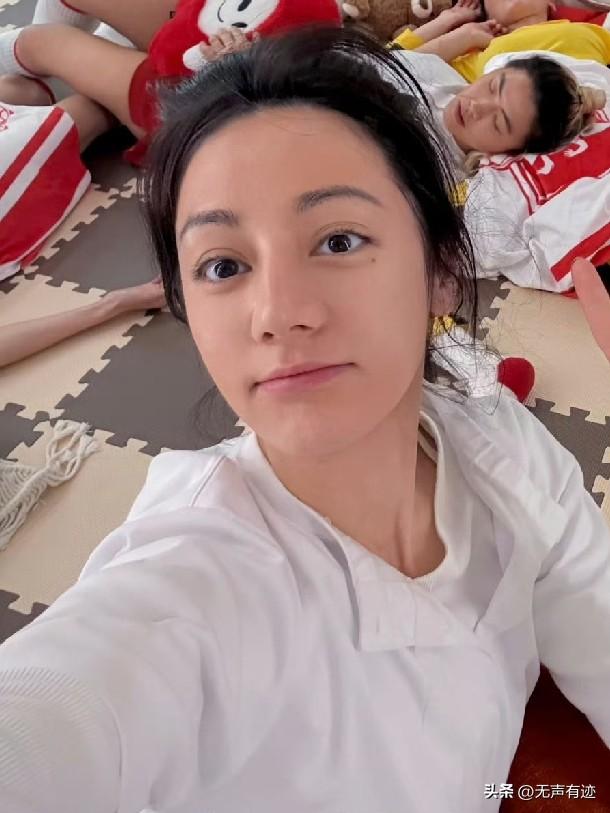 迪勒热巴也做了纹眉啊！
我一直以为她是新疆人，眉毛天生浓密，不画而黛，在我印象里