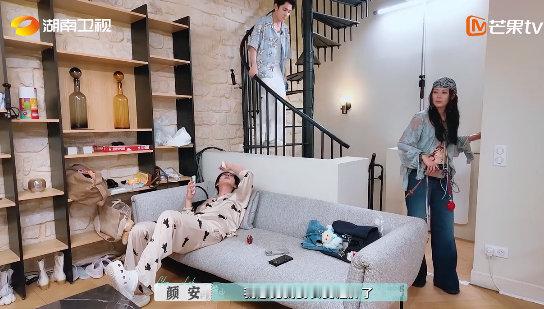 李佳琦包是百宝箱吧 颜安眼睛长麦粒肿，又红又肿，毕雯珺跟腱拉伤走路都费劲。李佳琦