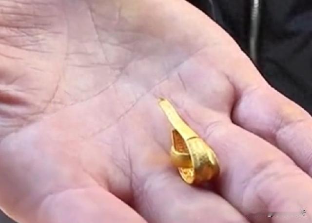 浙江嘉兴，麻先生去年结婚给老婆买的5.5克金戒指被弄断，去金店换了个5G足金戒指