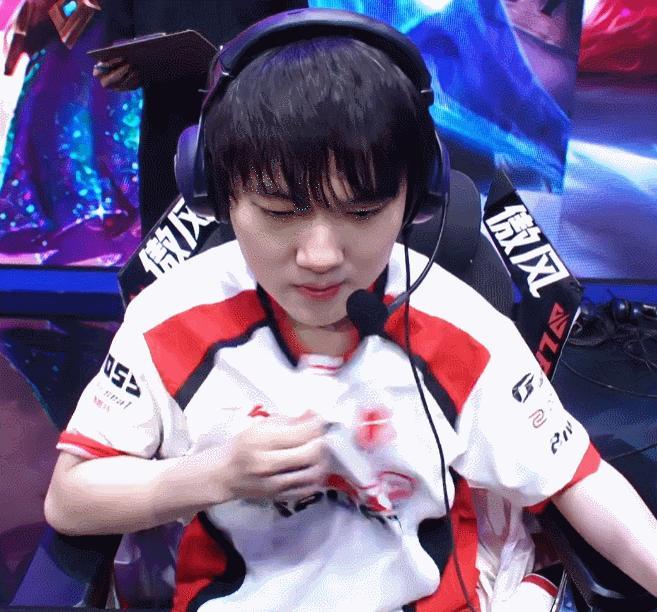 给哥哥打的热坏了TES对战WE先下一城 xun想拿下所有冠军 jiejie让sc