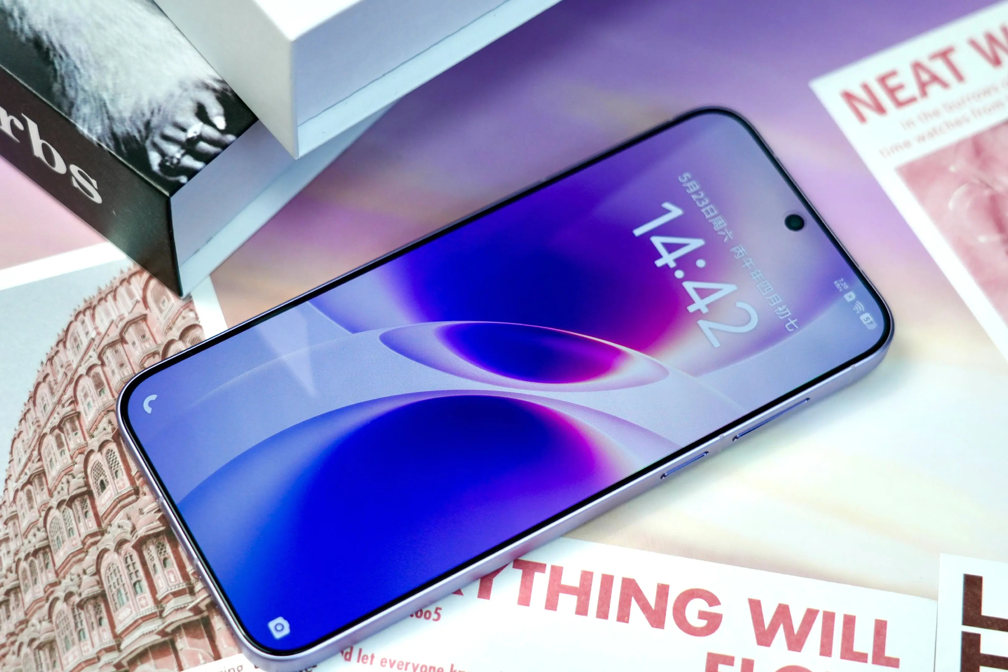 vivo X300s梦核紫开箱。感觉就是把赛博梦境揉进机身背部了，朦胧...