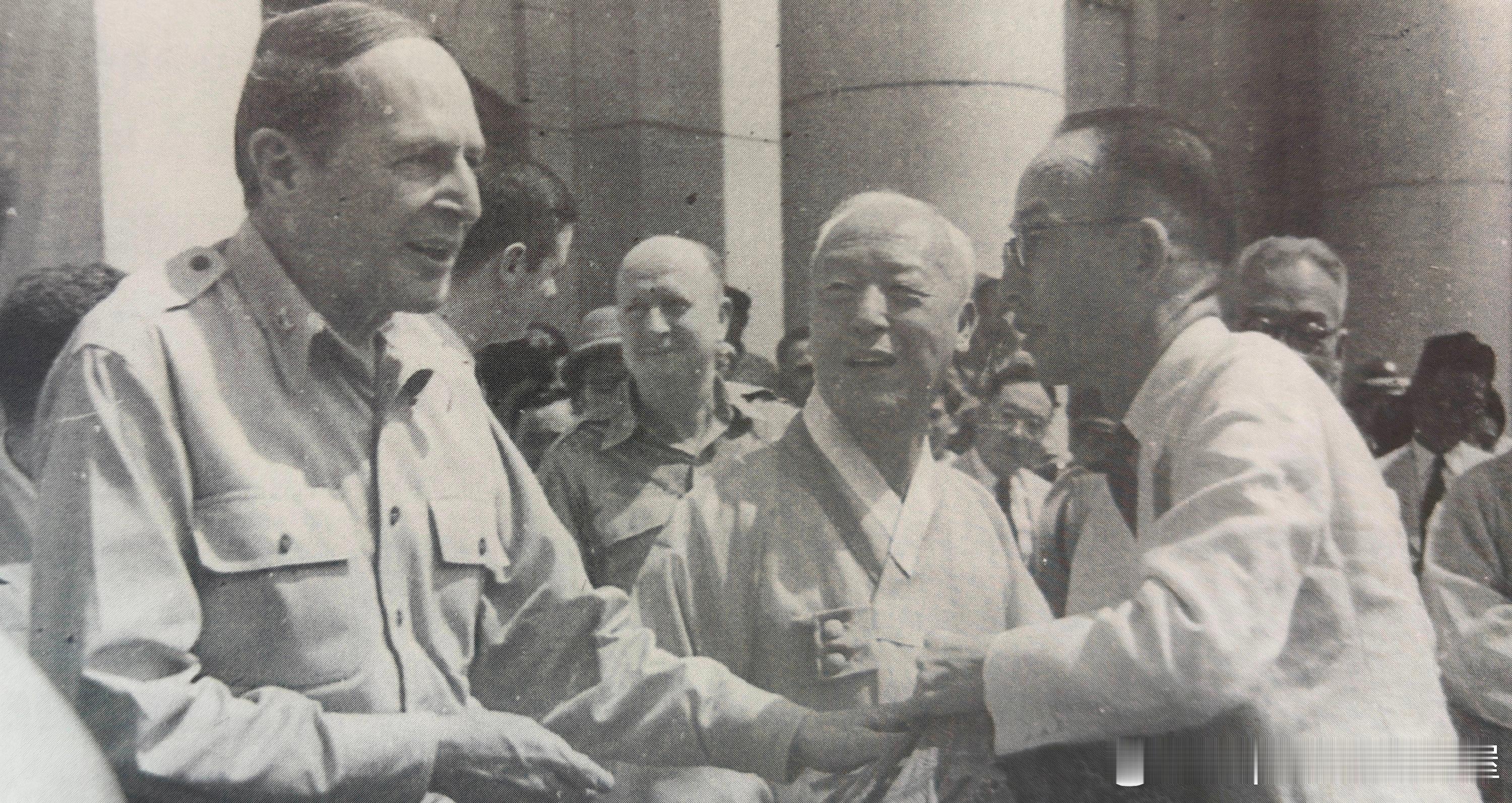 1948年8月15日参加韩国建国典礼的麦克阿瑟，中间是李承晚，与麦克阿瑟交谈的是