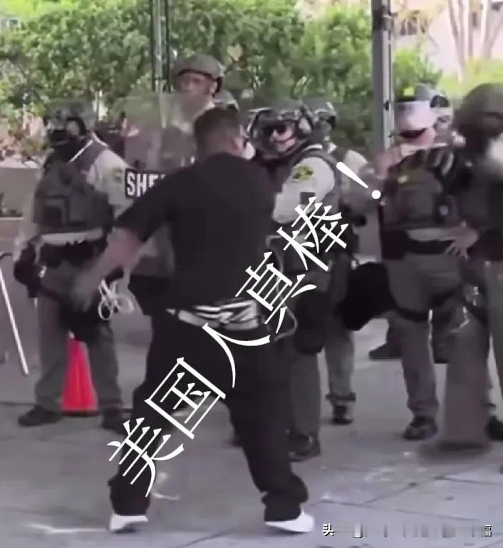 佩洛西那疯婆婆娘干啥去了？这么好的风景线应该出来亮亮相啊。
美国人民真的太勇敢了