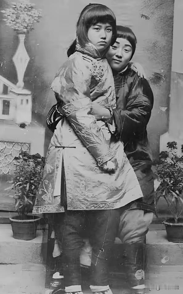 晚清时候的服装，的确不怎么打扮人，不管女孩长得多么漂亮，也不管男孩长得多么帅气，