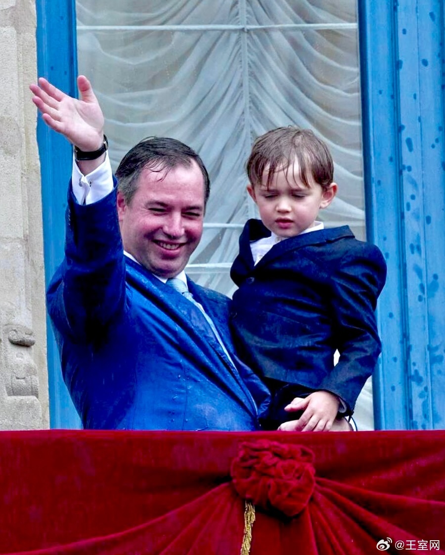 卢森堡王室 🇱🇺5月25日，卢森堡王室成员们出席每年一度的圣母节巡游和阳台观