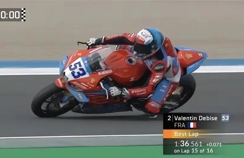 荷兰站摩托车排位赛，张雪机车旗下53号法国车手瓦伦丁拿下亚军，锁定正赛前排首发席
