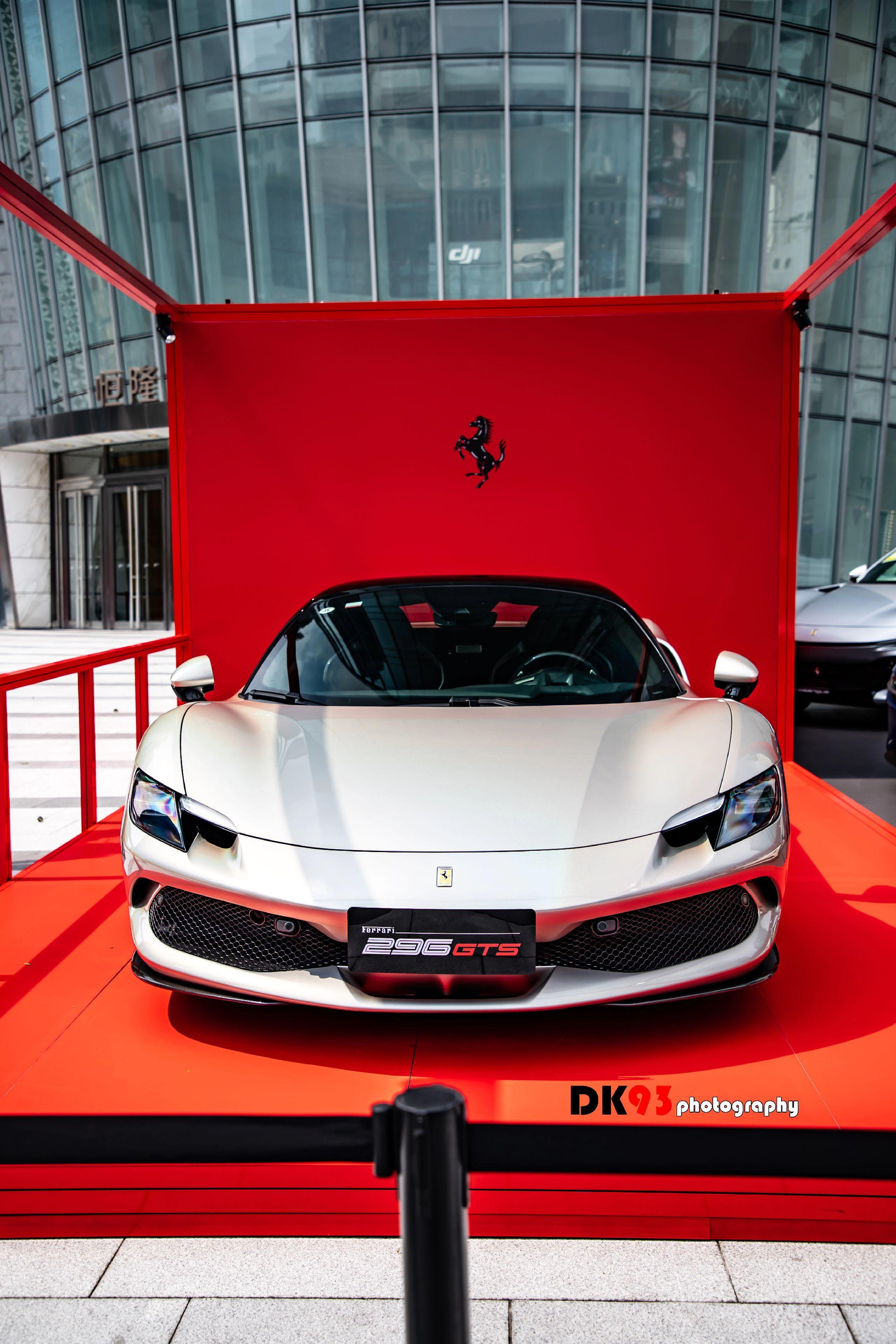 选配了彩虹车漆。法拉利296 GTS Tailormade 彩虹车漆A...