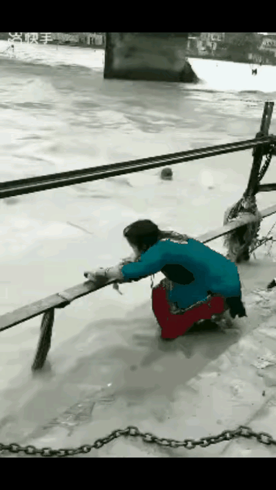 你看美女施救动作，智勇双全，丝滑流利，没有一个动作是多余的。
