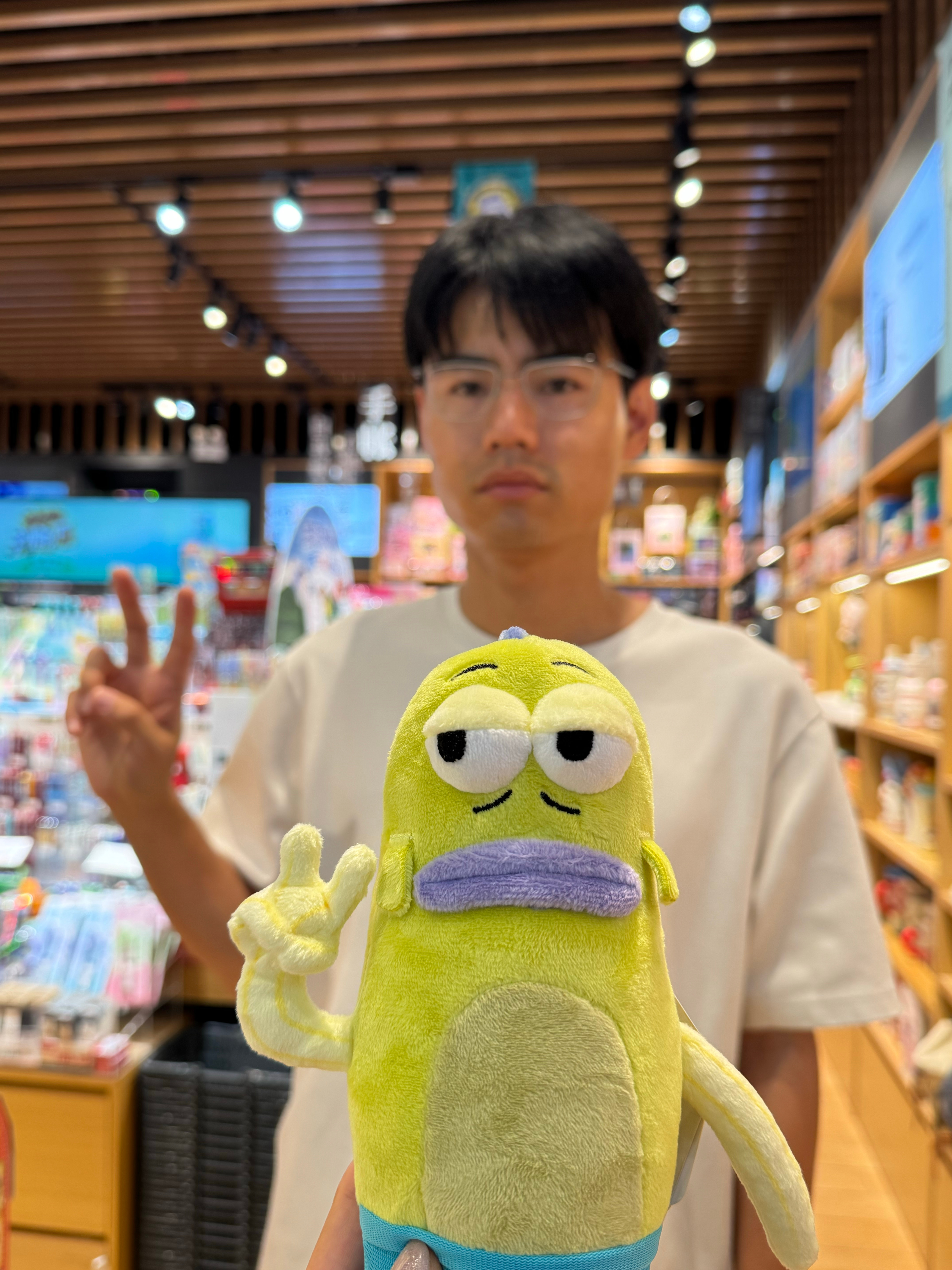 这个表情太真实了，每次给拍照他就这个死样子是不是男的都不太爱拍照。 