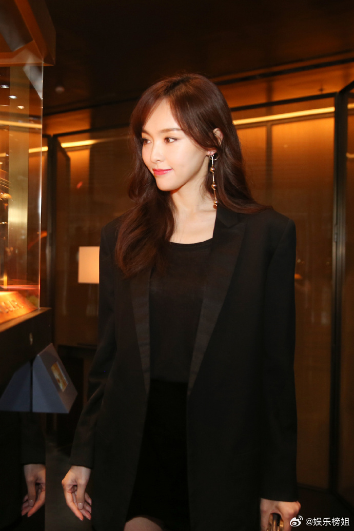 唐嫣收工拍的雪人今天早上唐嫣收工后，拍了粉丝为她堆的创意雪人照片，用“收工小确幸