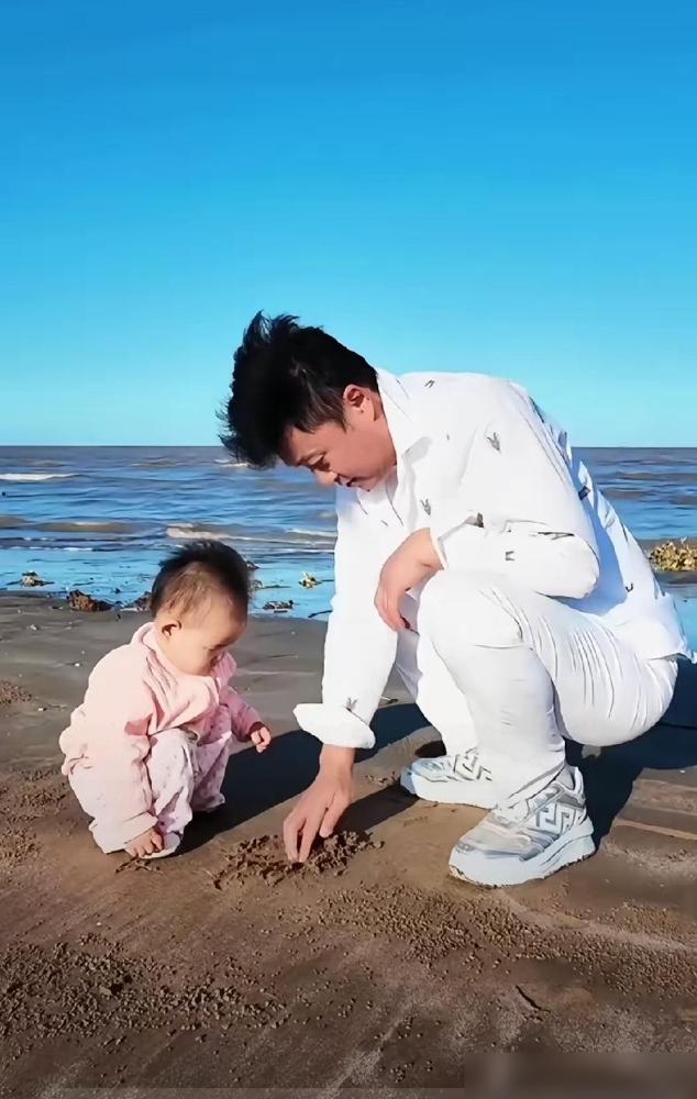 耿为华的亲子时光，耿老师家二宝才十个月就能独自站立，耿老师把二宝养的真好，胖嘟嘟