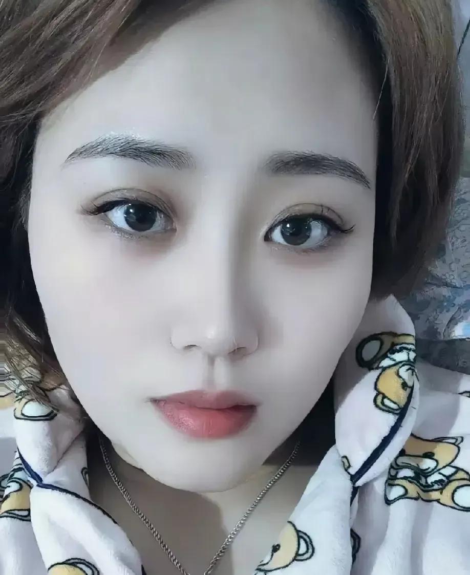 我的一个闺蜜，今年40岁了，家里有个哥哥和姐姐都早就成家立业，唯独剩下她至今独自