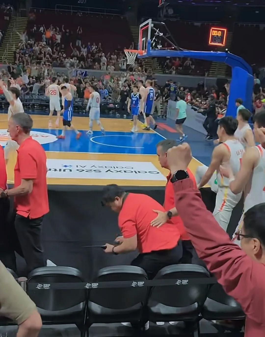 男篮两场胜利，说明放弃春节假期值得，起码收获荣誉感，回来北京时昂首阔步，郭士强，