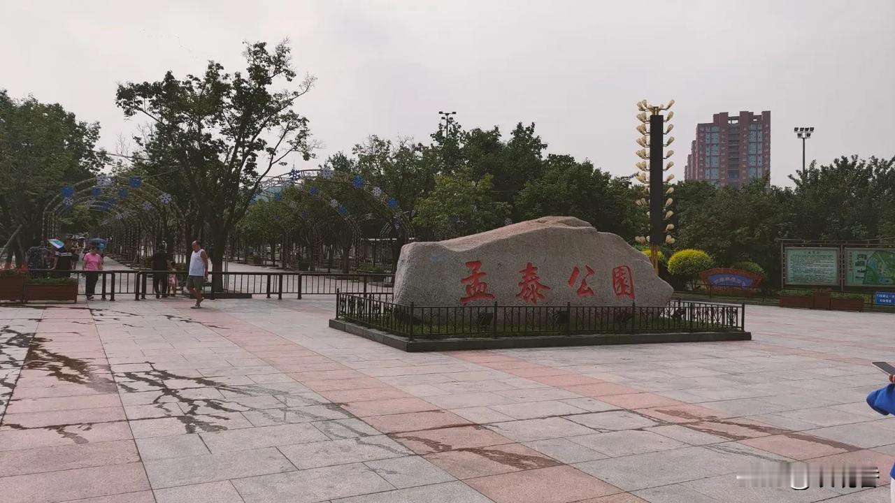一路山色，随手拍一张风景照
