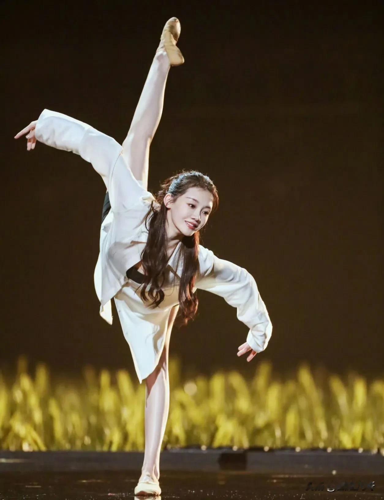 质疑郑恺，理解郑恺，羡慕郑恺，《浪姐5》让我get到了苗苗的出彩。这种气质的女生