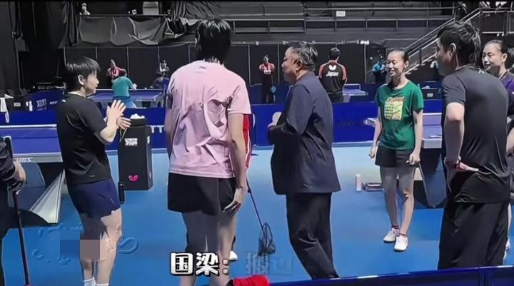 2026伦敦世乒赛赛前大惊喜！刘国梁突然空降训练馆探班，直接戳中国乒团魂～莎莎一