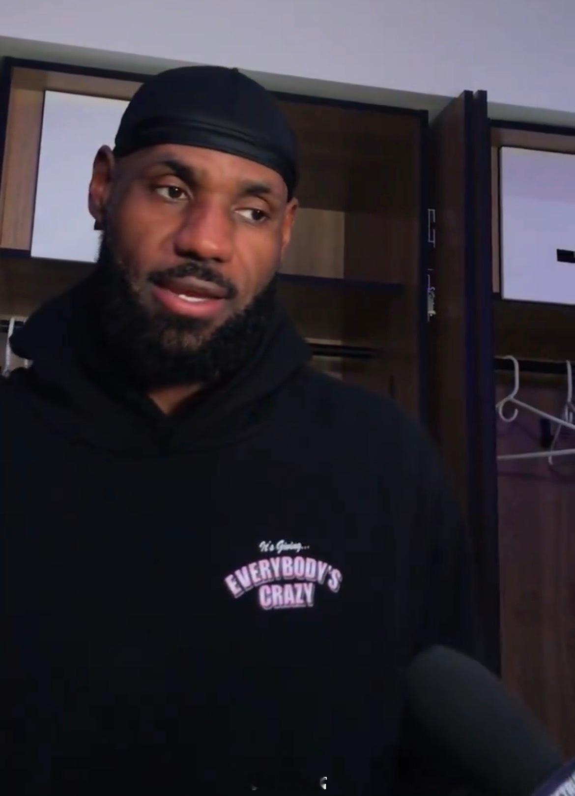 詹姆斯被直接问及和珍妮·巴斯的合作关系时说：我觉得挺好的，但有人可能会有不同的看