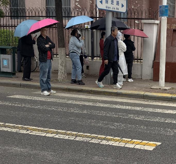 今天天津下雨，
没有带雨衣，

我也要买点一次性雨衣，
今天一个人穿白色雨衣，