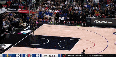 老保罗极限操作，
第三节最后两秒，
保罗面对防守超高弧度轰进压哨三分，
帮助勇士