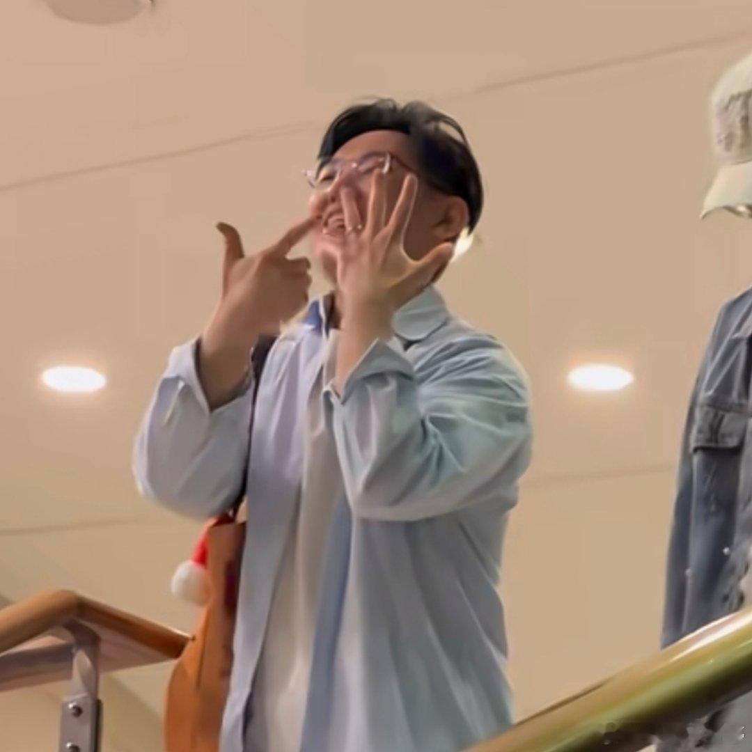 邓帅跟粉丝晒自己的结婚戒指，祝福！邓帅结婚喜人这种粉丝生态圈可能才是最理想的，粉