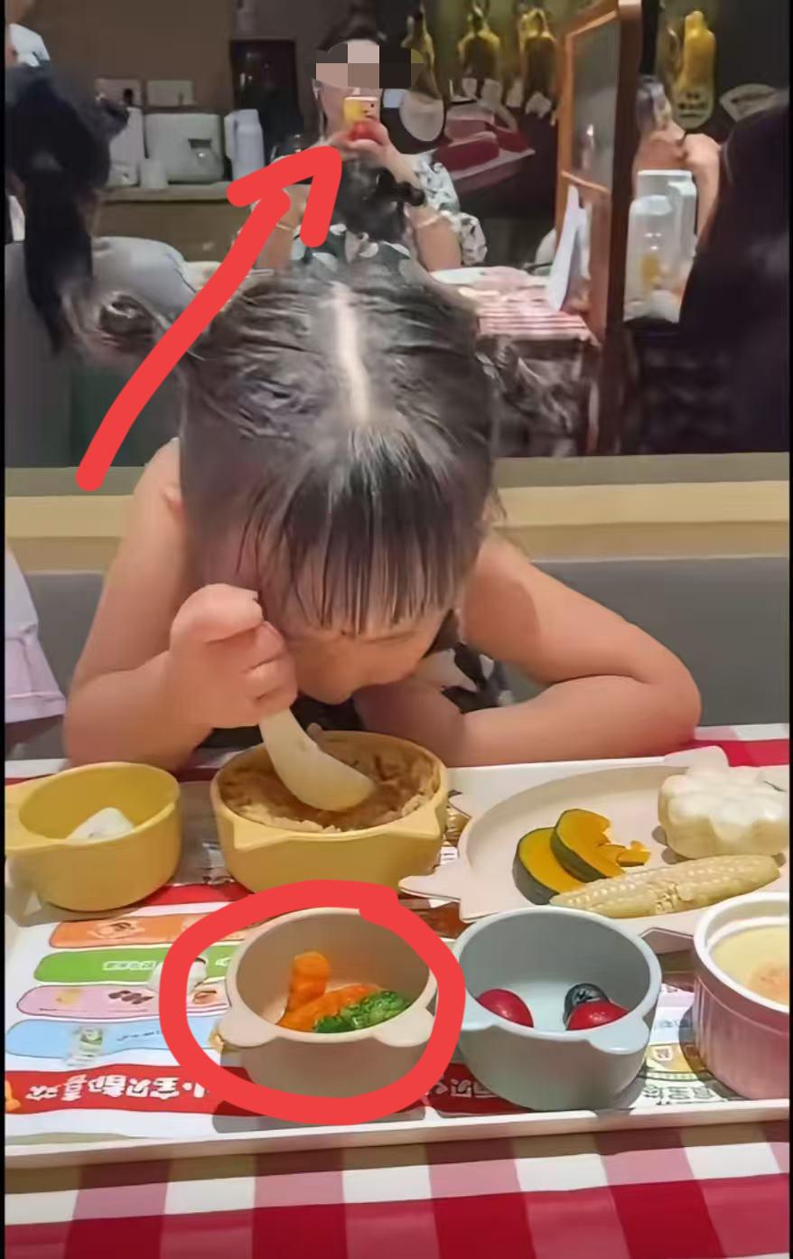 西贝事件一出
窝火不是西贝后厨的师傅们
也不是西贝的老板
而是带孩子们去吃饭的宝