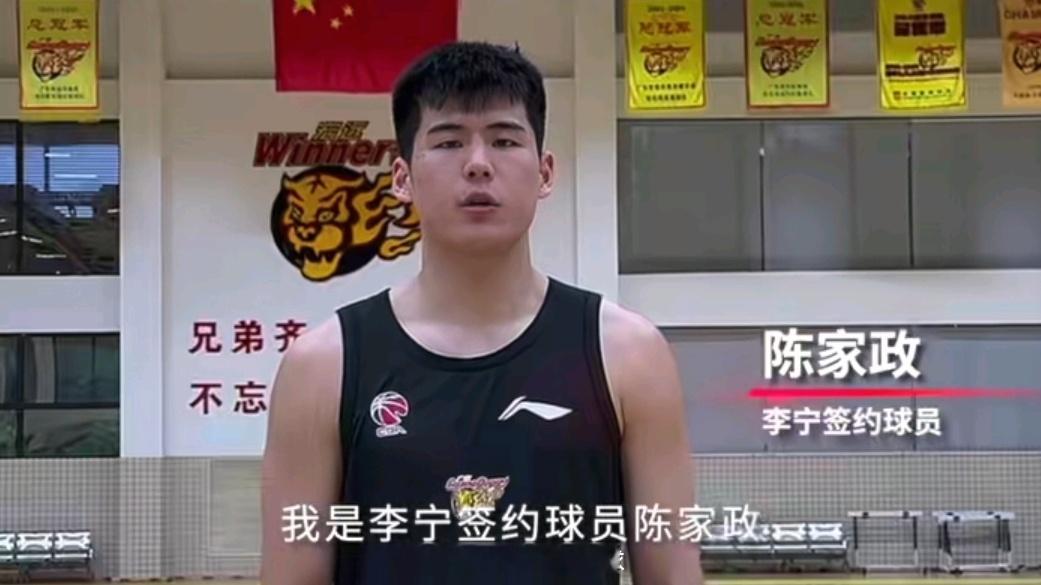 祝贺我们的国青小将、宏远菜鸟成为李宁签约球员，希望大蛇有更好的消息。广东宏远 ​
