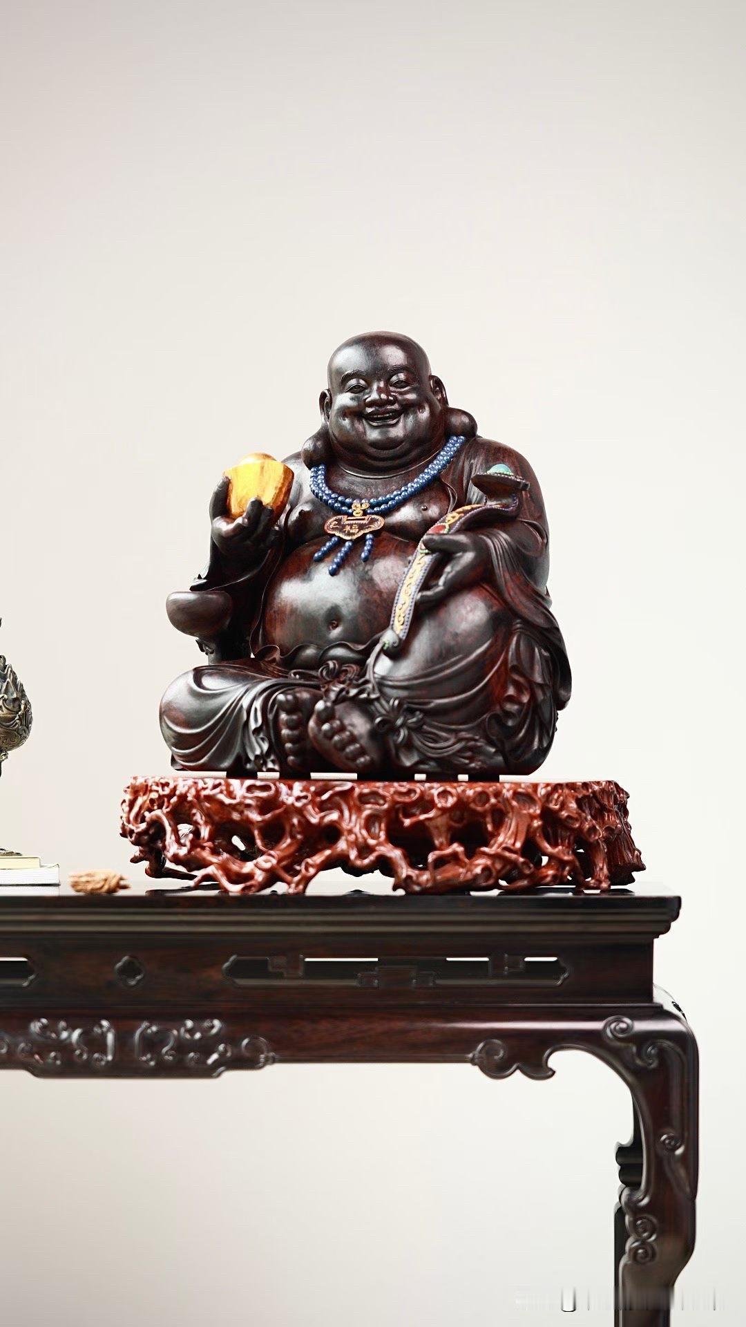 有些弥勒，一看就热闹。
而有些弥勒，是越看心越松。

这尊印度小叶紫檀《如意弥勒