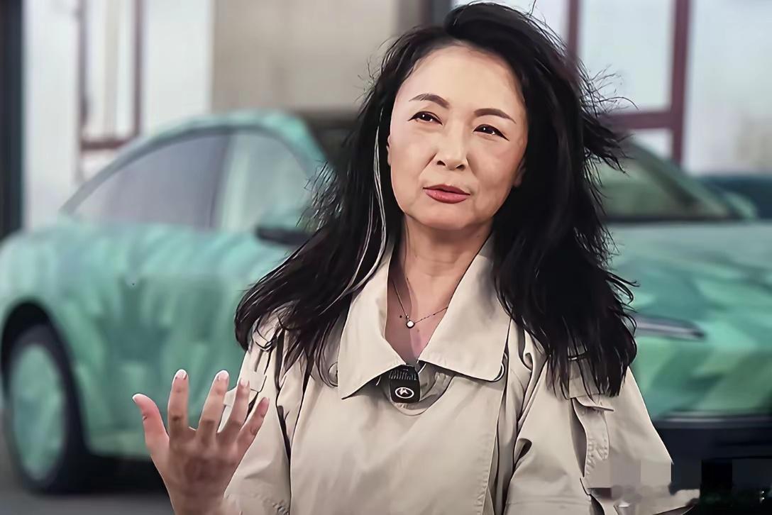 久未露面的主持人袁鸣也变样了：长发稍显凌乱，皮松肉垮双下巴明显，法令纹深刻，颈纹