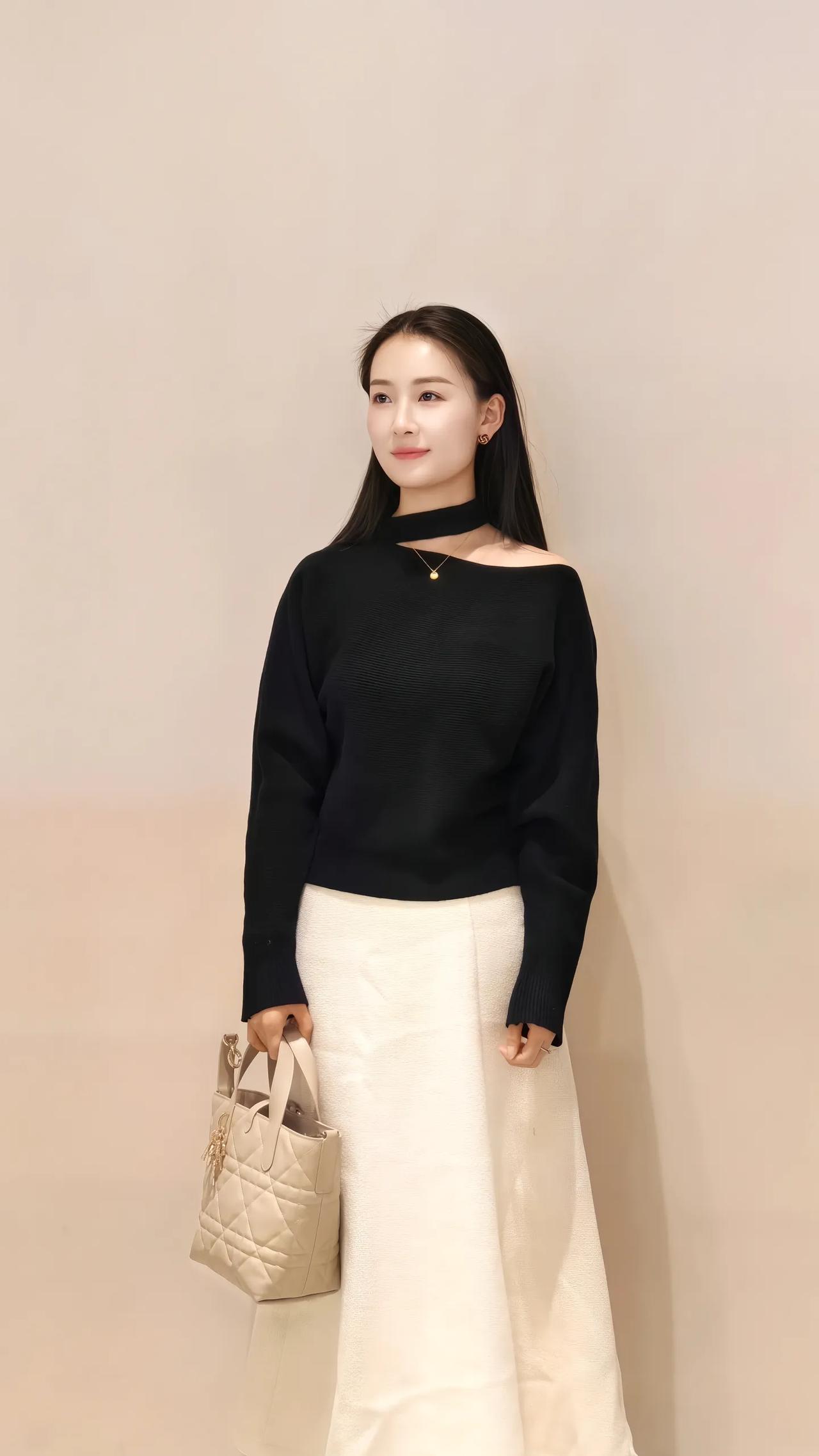 黑衣白裙，静如秋水。