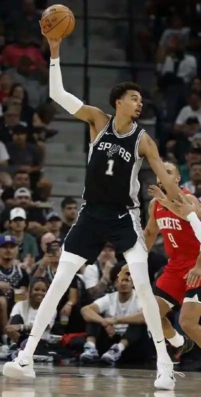 文班亚马打约基奇，一打一个准。
别看约基奇拿三双拿到手软，得分高效有如探囊取物。