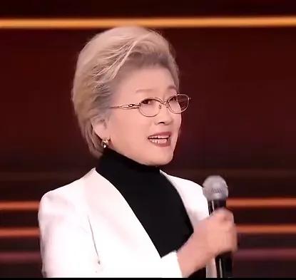 为什么她70多岁了，未整容，未美颜，却焕发迷人的光彩，是她身上的文雅知性，还是人