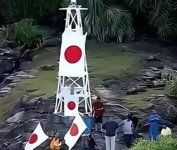 钓鱼岛上的灯塔是中华民族心中的刺，这座灯塔不拆除所有中国人都不会释怀的。
在普通