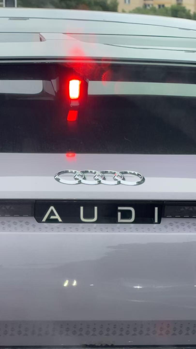 等红灯，一抬头给我愣住了[允悲]看来这位车主对「AUDI」的认可度和归属感没有那