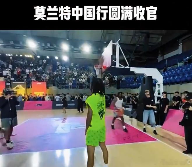 莫兰特比心致谢中国球迷 贾莫兰特的最后一场比赛结束后，他对观众席的一次比心，瞬间