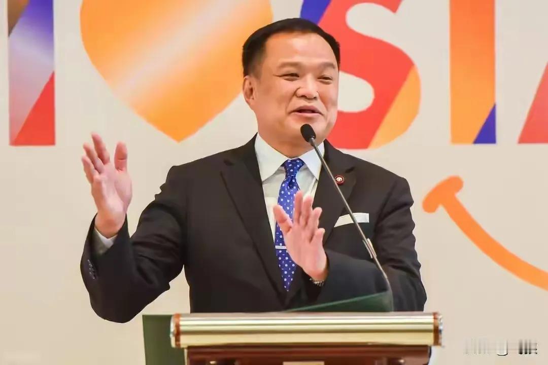 泰国政坛又起风波，阿努廷的总理梦彻底破碎了。就在录音门事件爆发后，阿努廷带领泰自