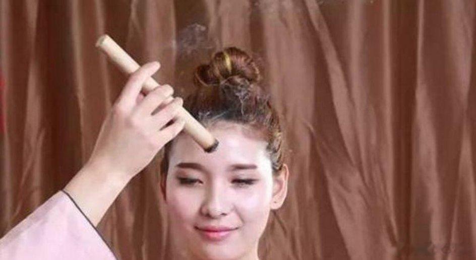 #艾灸祛除面部皱纹# 中医认为，“阴血不足、肤失濡养、瘀血阻络，肌肤失容”。皱纹