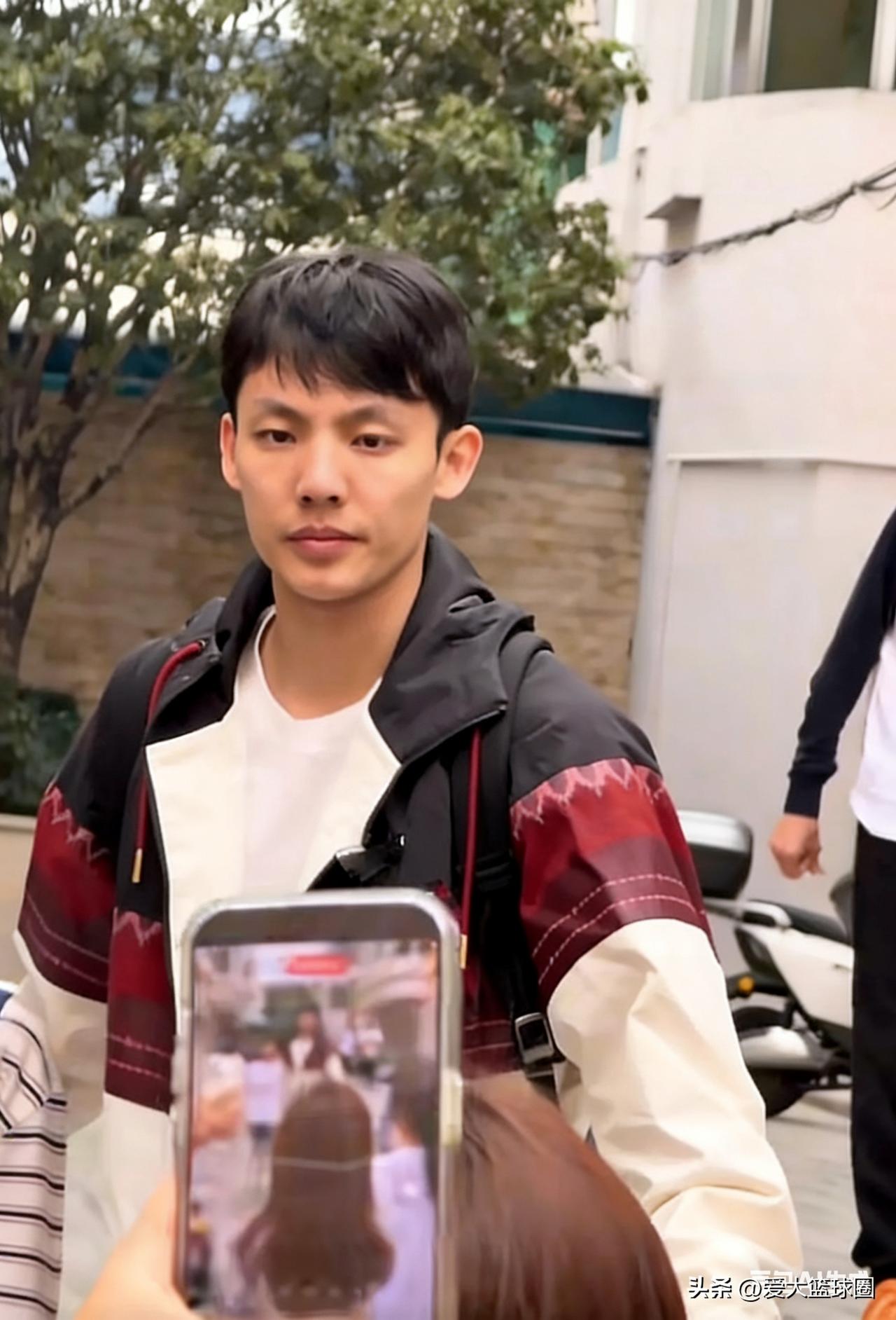 广东飞赴四川，徐杰无大碍

今天中午，广东队已从广州白云机场乘搭航班飞往成都。备