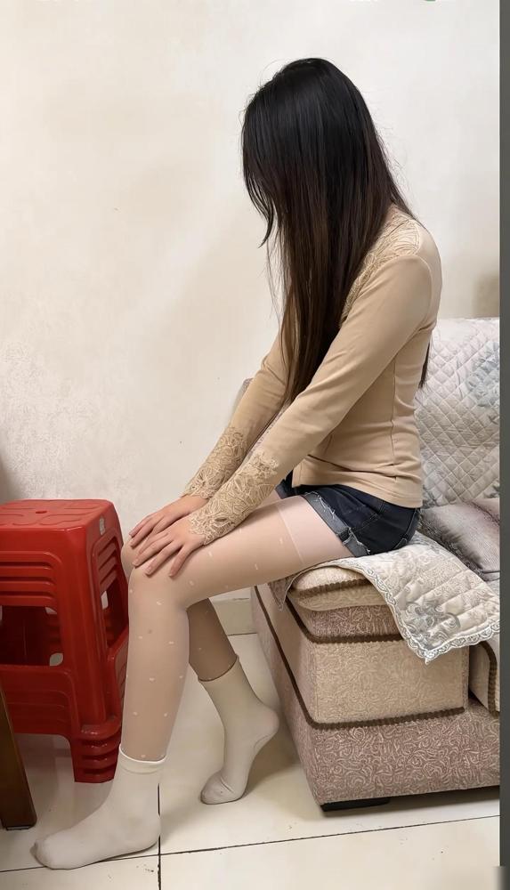 谁还没几件压箱底的蕾丝啊，当初买的时候觉得自己是落入凡间的仙女，上身才发现像块影