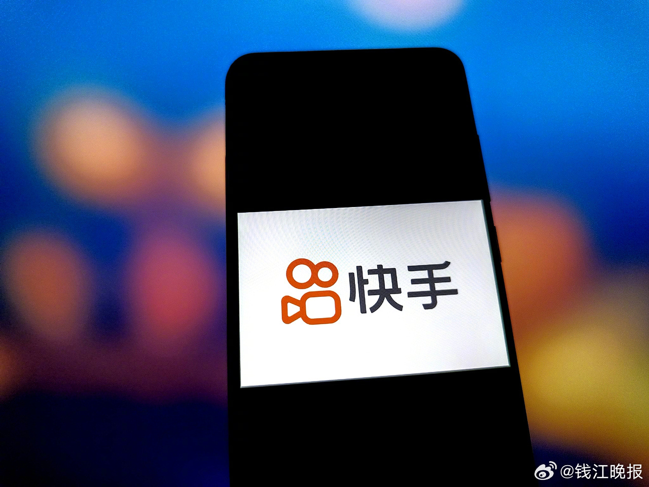 【#快手遭攻击谁该为失控的屏幕负责#？】12月22日晚，众多网友反映快手直播间出